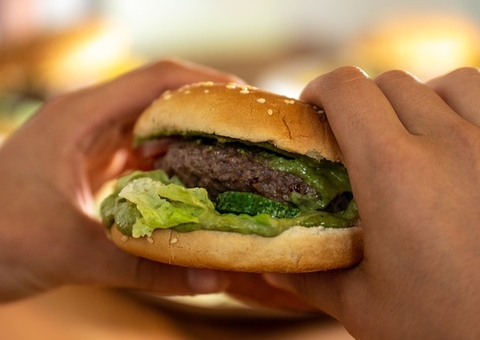 Adolescente de 15 anos é internada após comer hambúrguer do McDonald's