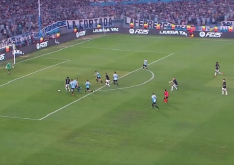 Corinthians sofre dois gols em três minutos, perde de virada e dá adeus à Sul-Americana