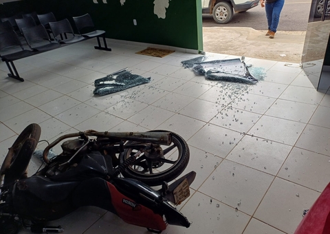 Homem tem ataque de fúria e quebra unidade de saúde em Silves