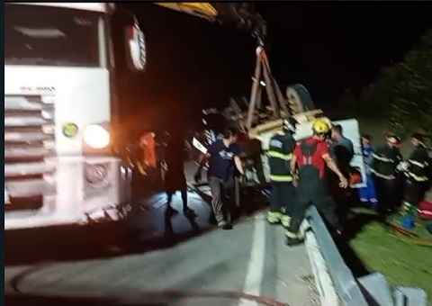 Carreta tomba em rotatória e motorista fica preso às ferragens no Distrito Industrial; vídeos