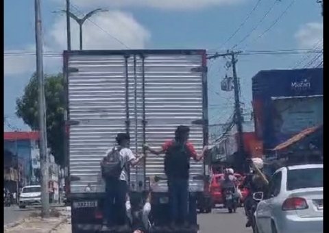 Adolescentes 'pegam carona' pendurados em caminhão no Zumbi; vídeo