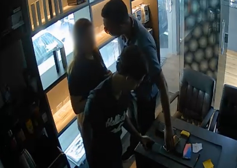 Criminosos invadem loja e ameaçam atirar na cabeça de funcionária no Parque 10; vídeo