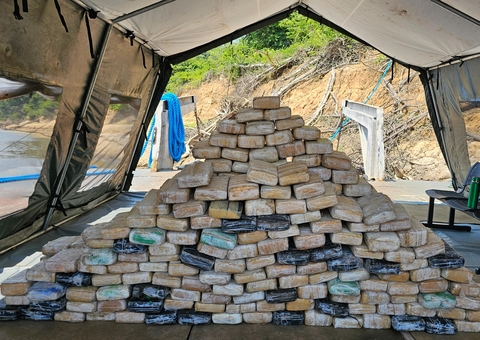 Dupla é presa ao transportar mais de 300 kg de drogas em canoa em Barcelos