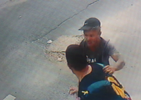 Criminosos assaltam homem em plena luz do dia no Japiim; vídeo