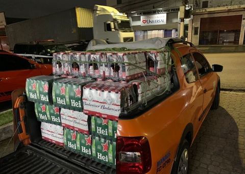 Funcionários são presos suspeitos de roubar R$ 4 mil em cervejas do Atacadão, no Educandos