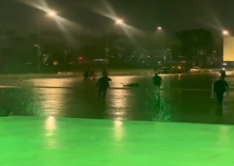 Praça dos Três Poderes é isolada após explosões em frente ao STF