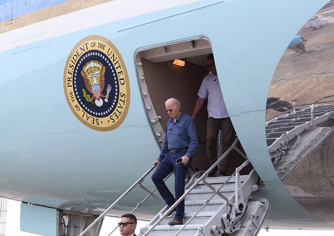 Em sobrevoo, Biden vê efeitos da seca extrema e se interessa por dados sobre fogo na amazônia