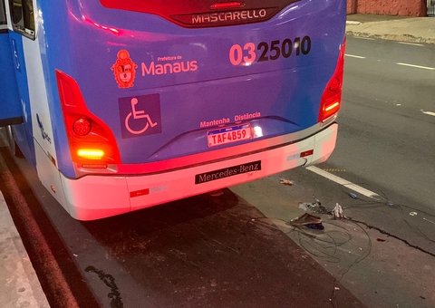 Motociclista se enrosca em fio e vai parar debaixo de ônibus na Avenida Constantino Nery