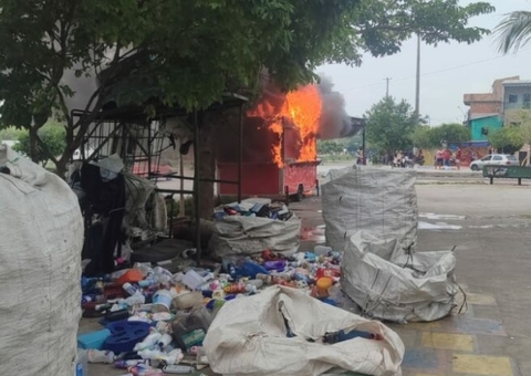 Carro-lanche fica destruído após pegar fogo no Japiim; vídeo