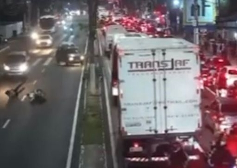 Motociclista escapa de ser atropelado ao cair de moto na Avenida Constantino Nery; vídeo