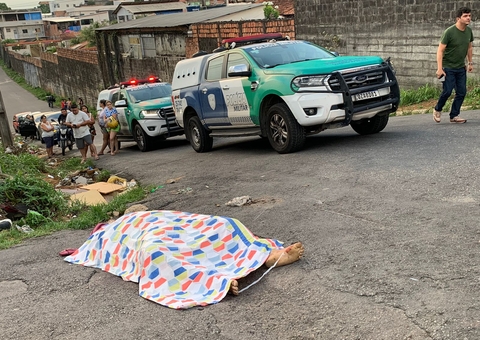 Homem nu é morto com 8 tiros no meio da rua no Santo Agostinho