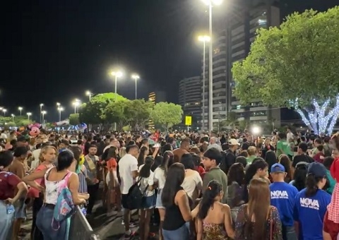 Com personagens de 'Sonho de Natal', parada natalina encanta multidão na Ponta Negra