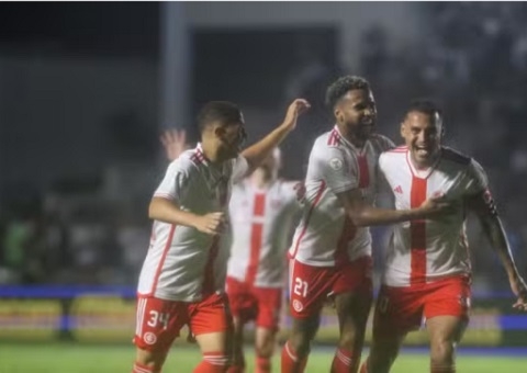 Inter bate Vasco em São Januário e chega a 15 jogos de invencibilidade