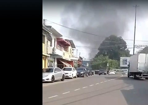 Casa pega fogo após curto-circuito em ar-condicionado no Morro da Liberdade