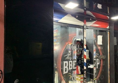 Cliente de barbearia é alvejado por pistoleiro enquanto cortava cabelo no Mundo Novo