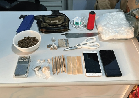 Foragido por roubo é preso suspeito de vender drogas em Caapiranga