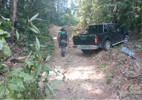 Funcionário morre eletrocutado após bater em poste com carro do patrão em Itacoatiara