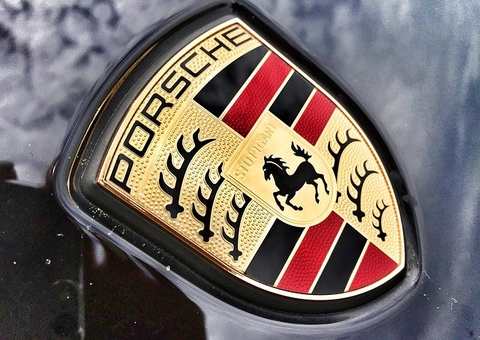 Motorista de Porsche atropela ciclista em São Paulo