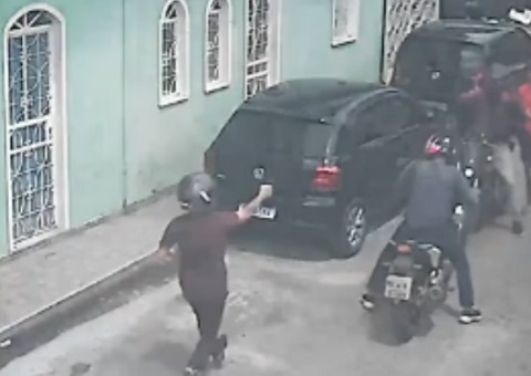 Criminosos assaltam motorista de app e passageiro no Petrópolis; vídeo