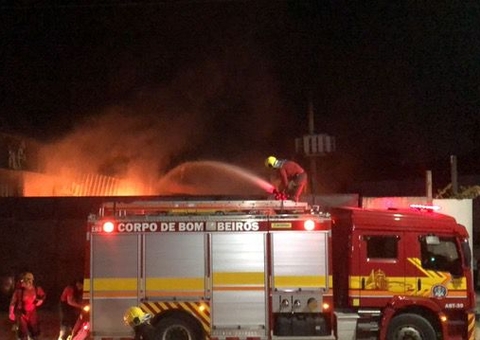 Empresa de reciclagem pega fogo no Mauazinho; vídeo