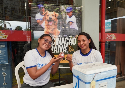 Vacinação antirrábica mobiliza tutores de cães e gatos em supermercado de Manaus