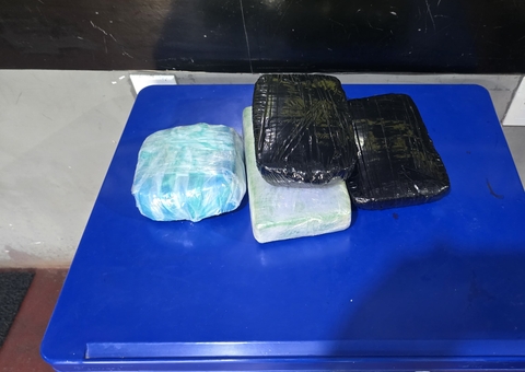 Dupla é presa com 4 kg de cocaína escondidos em bancos de lancha no Amazonas