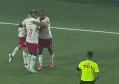 Sasha salva, Bragantino vence Athletico e segue vivo contra o rebaixamento