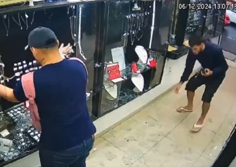 Criminosos rendem segurança durante assalto a joalheria no Centro de Manaus; vídeo