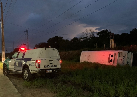 Motorista fica ferido após perder controle de ônibus e capotar na Avenida das Flores