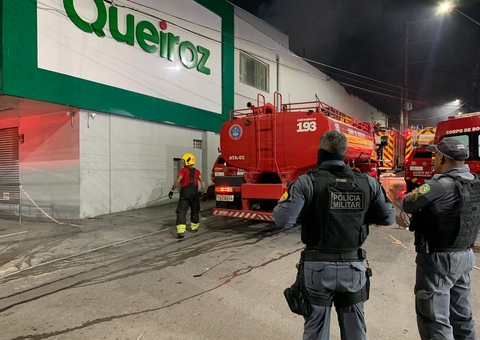 Loja Queiroz pega fogo na Avenida Constantino Nery; vídeo