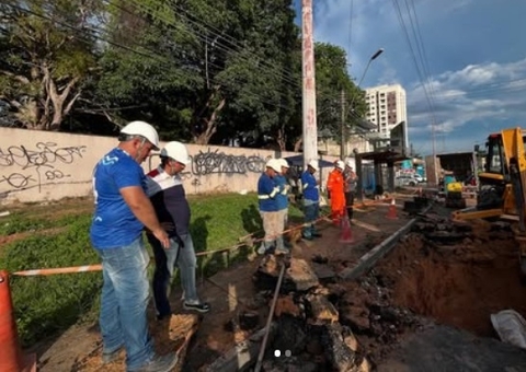 Bairros ficam sem água após vazamento na rede de abastecimento no Adrianópolis