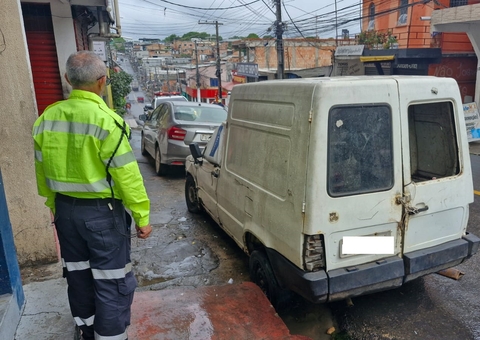 Carros velhos e abandonados são retirados das ruas de Manaus