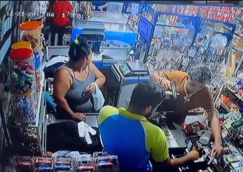 Criminosos em duas motos tocam o terror em mercadinho durante assalto no Nova Cidade