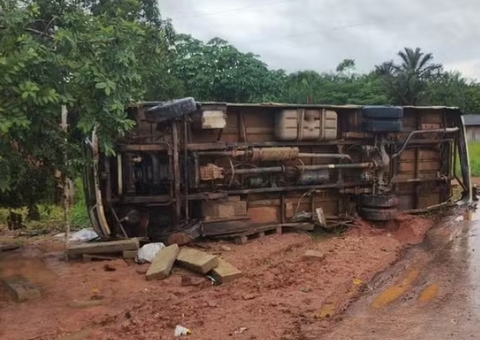 Ônibus tomba após bater em moto e deixa 4 feridos em Tefé