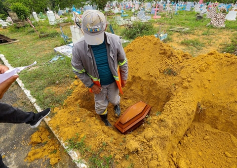 Fetos abandonados em maternidade são sepultados em Manaus