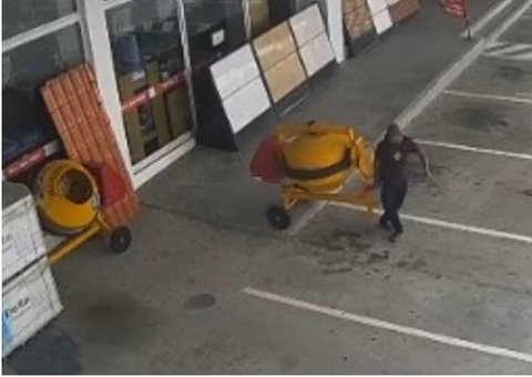 Vídeo mostra momento em que homem furta betoneira em loja de Manaus