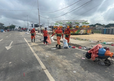 Operação de limpeza é realizada após Réveillon em diversos pontos de Manaus