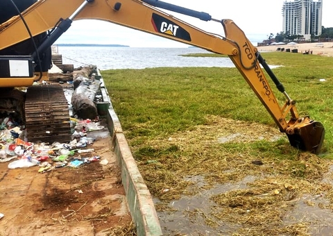 Vegetação é retirada do rio na Ponta Negra após seca severa