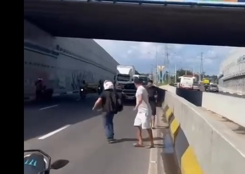 Motoristas param o trânsito durante 'chuva de dinheiro' na Avenida das Torres