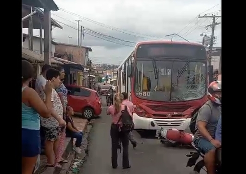 Motociclista bate de frente com ônibus da linha 680 no Jorge Teixeira