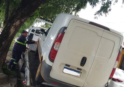 Carros estacionados em locais proibidos são guinchados em Manaus