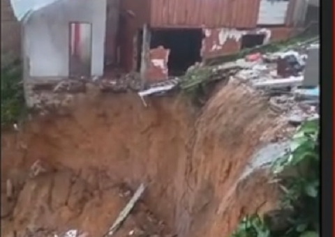 Deslizamento de barranco destrói duas casas após forte chuva no Mauazinho