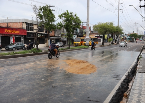 Obras em cratera são finalizadas após 5 horas na Avenida Autaz Mirim