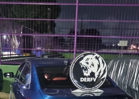 Trio é preso com carro roubado em Manaus