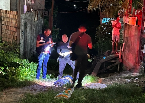 Homem tem cabeça estourada a tiros na frente dos filhos em beco de Manaus	