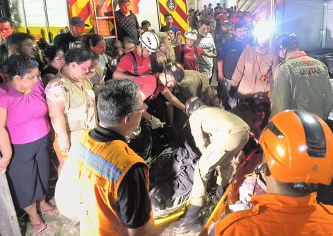 Corpos de pai e filha são encontrados abraçados após deslizamento de terra na Redenção