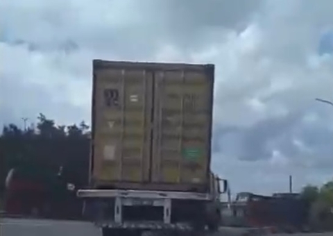 Motorista flagra carreta trafegando com contêiner solto em Manaus; vídeo