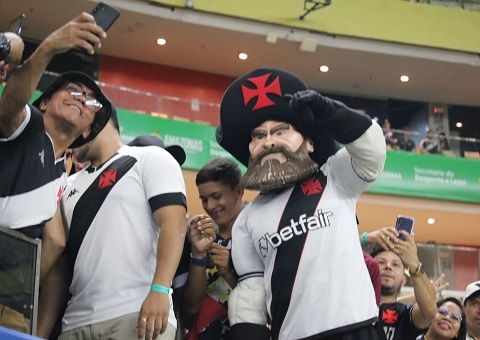 Começa jogo do Vasco na Arena da Amazônia na estreia de Carille