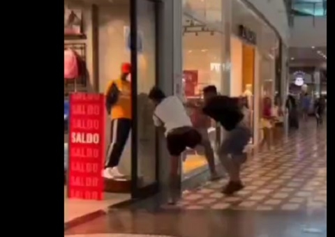 Homem 'voa' ao levar soco durante pancadaria no Manauara Shopping; vídeo
