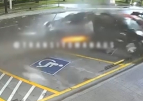Carro desgovernado bate em vários carros estacionados em avenida de Manaus; vídeo